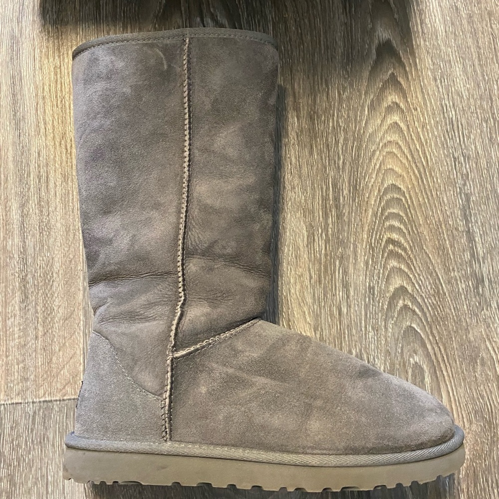 Ugg classic tall women’s boots size 9
